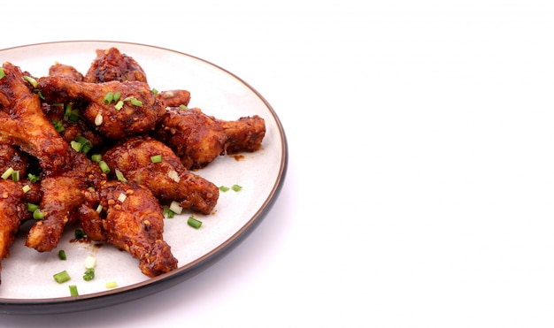 Poulet frit coréen délicieux sur un fond blanc.