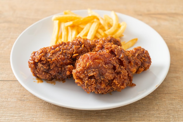 poulet frit coréen épicé avec frites