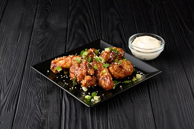 Poulet frit coréen avec fond noir