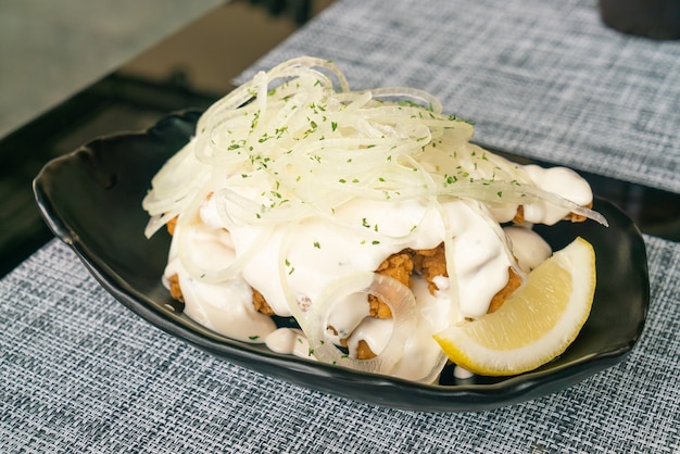 Poulet frit coréen avec sauce crémeuse à l'oignon - style de cuisine coréenne