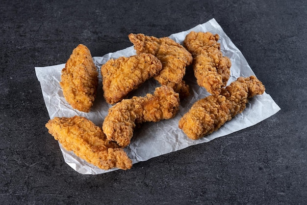 Poulet frit croustillant du Kentucky sur une planche à découper