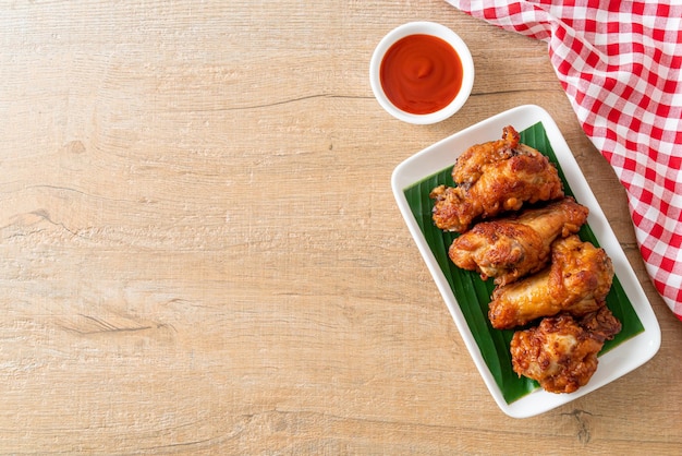 Poulet frit croustillant avec sauce de poisson