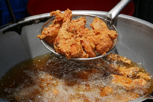 poulet frit dans une friture en plein air