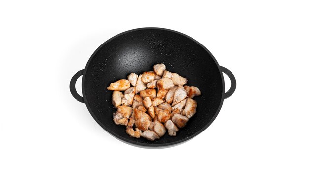 Poulet frit dans une poêle isolée. Le processus de cuisson du poulet teriyaki.