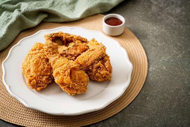 Poulet frit avec du ketchup sur assiette