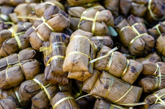 Poulet frit enveloppé dans des feuilles de pandan vertes au marché de l'alimentation de rue en Thaïlande Concept de cuisine thaïlandaise