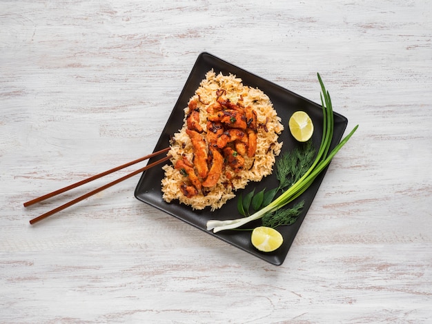 Poulet frit épicé avec riz basmati. Plat du sud de l'Inde