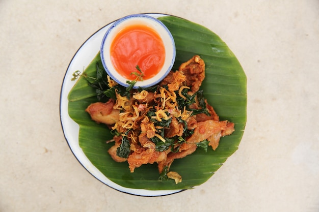 Poulet frit à la façon nord-thaïlandaise