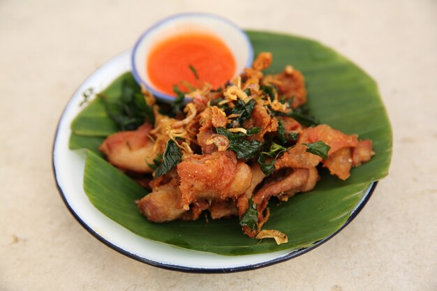 Poulet frit à la façon nord-thaïlandaise