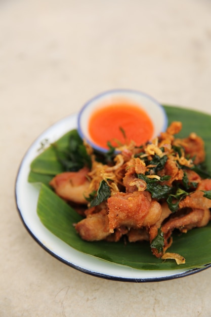 Poulet frit à la façon nord-thaïlandaise