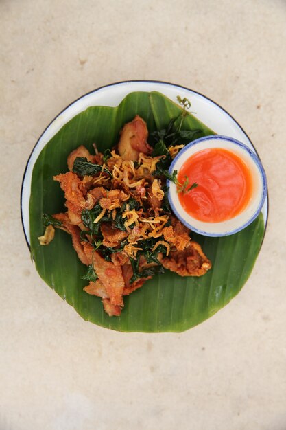 Poulet frit à la façon nord-thaïlandaise