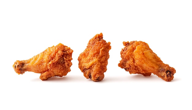 Poulet frit sur un fond blanc