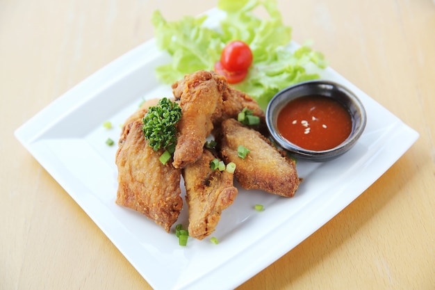 Poulet frit sur fond de bois