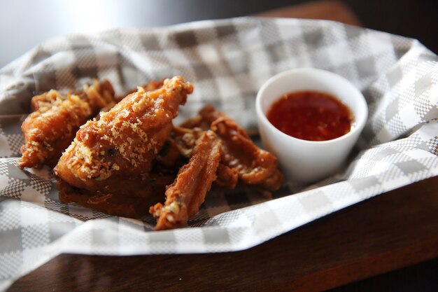 Poulet frit sur fond de bois