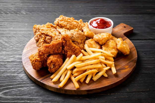 poulet frit avec frites et nuggets