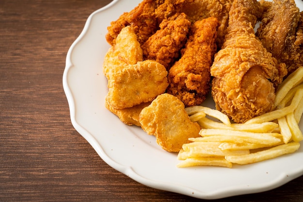 poulet frit avec frites et pépites sur assiette - aliments malsains