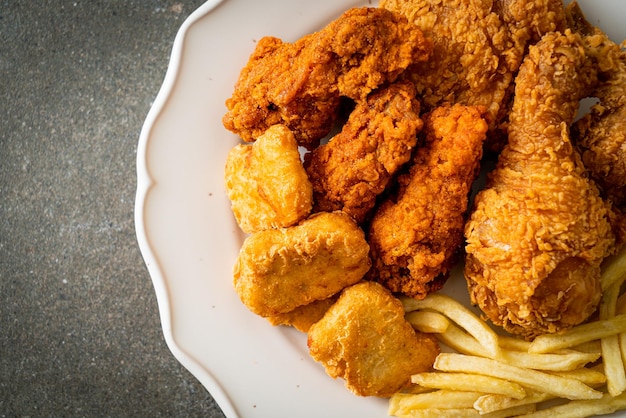 poulet frit avec frites et pépites sur assiette - aliments malsains