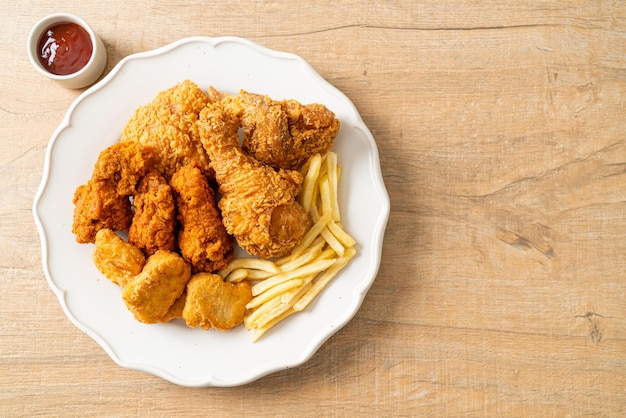 Poulet frit avec frites et pépites sur assiette