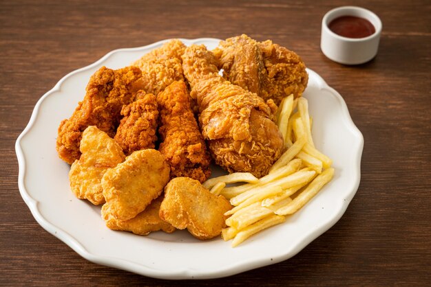 Poulet frit avec frites et pépites sur assiette