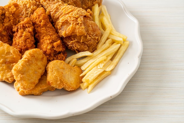 Poulet frit avec frites et pépites sur assiette