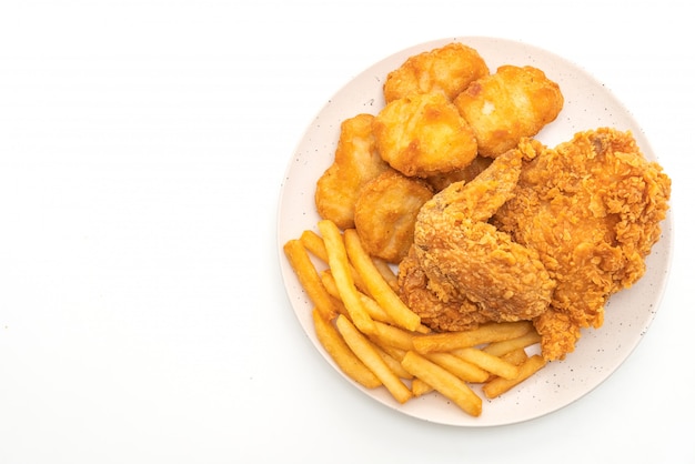 Photo poulet frit avec frites et pépites (malbouffe et aliments malsains)