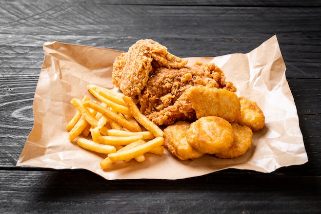 poulet frit avec frites et pépites