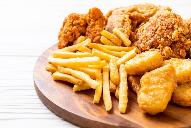 poulet frit avec frites et pépites