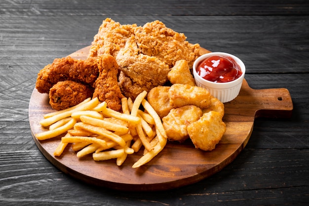 poulet frit avec frites et pépites