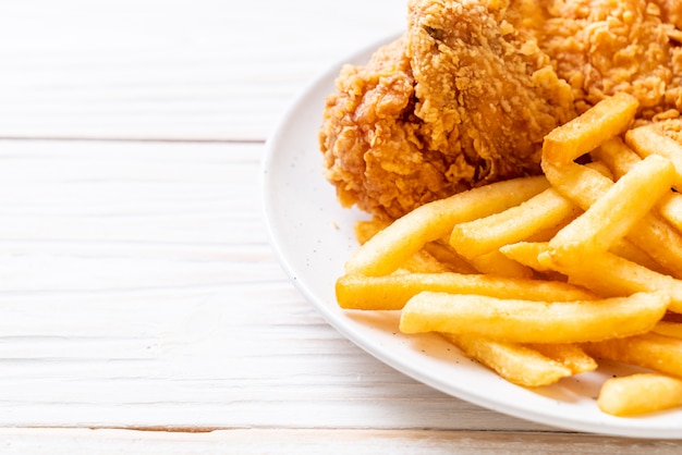 poulet frit avec frites et pépites