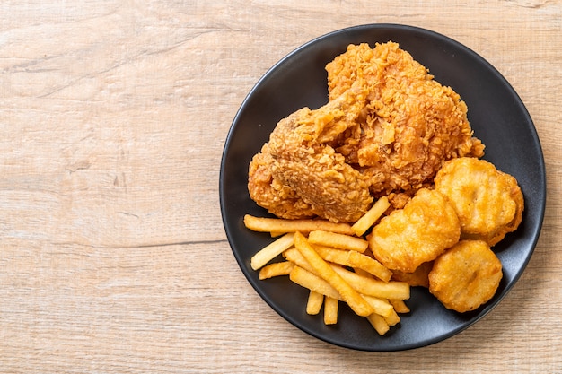 poulet frit avec frites et pépites