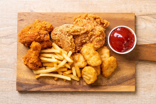 Photo poulet frit avec frites et pépites