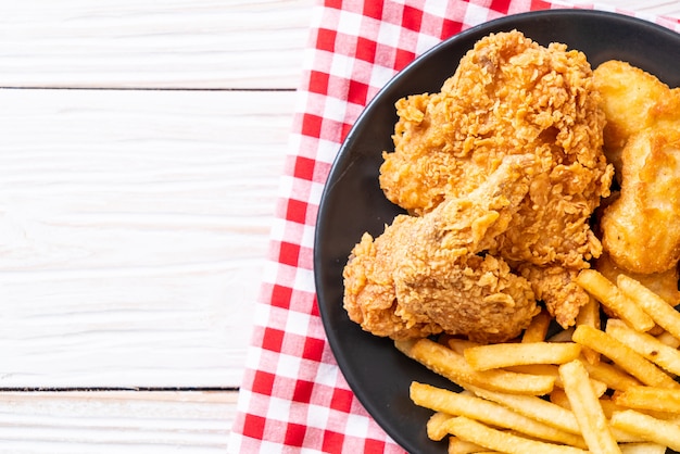 poulet frit avec frites et pépites