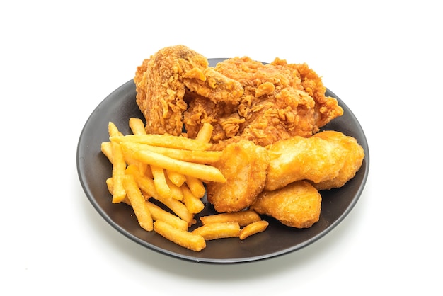 poulet frit avec frites et repas de nuggets (malbouffe et nourriture malsaine)