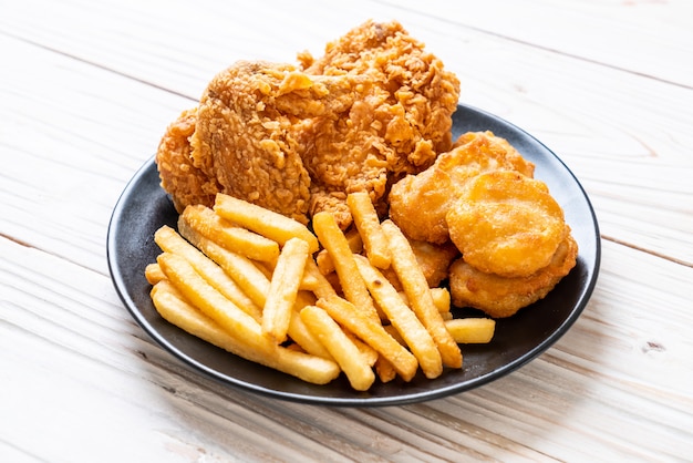 Poulet frit avec frites et repas de nuggets