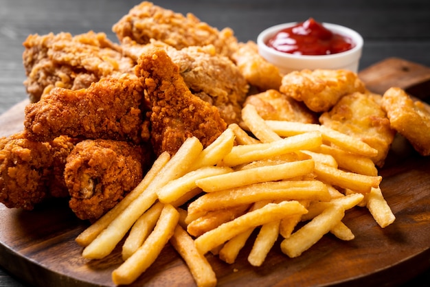 poulet frit avec frites et repas de nuggets