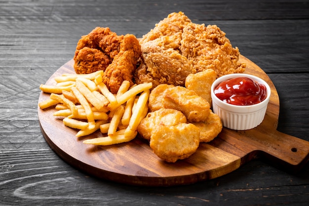 Photo poulet frit avec frites et repas de nuggets