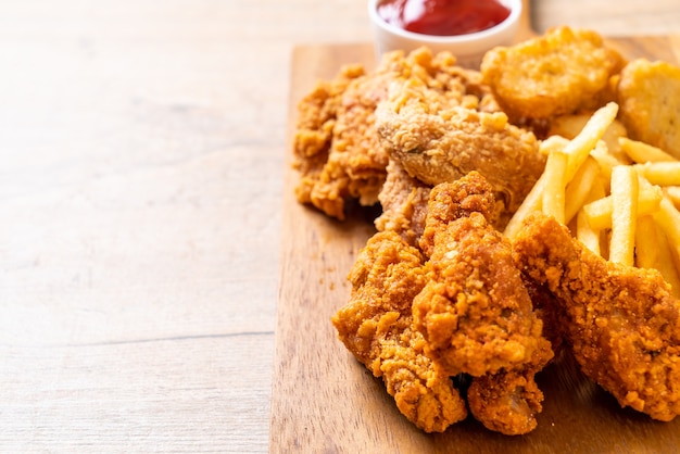 Photo poulet frit avec frites et repas de pépites - malbouffe et nourriture malsaine