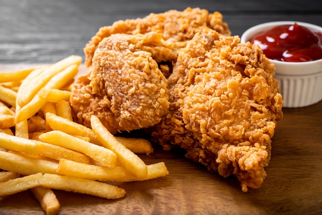 poulet frit avec frites et repas de pépites