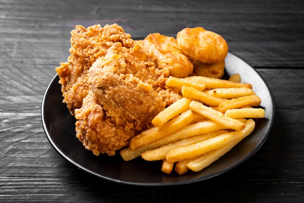 Photo poulet frit avec frites et repas de pépites