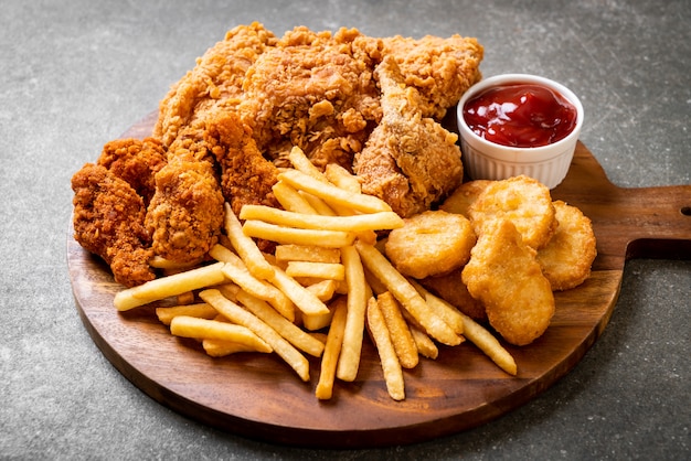 poulet frit avec frites et repas de pépites