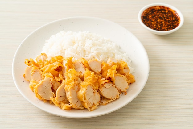 poulet frit garni de riz avec trempette épicée