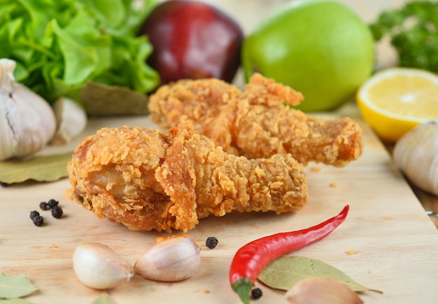 Poulet frit isolé sur table en bois