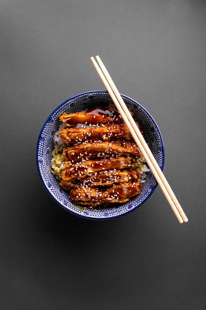 Poulet frit Katsudon avec du riz dans un bol