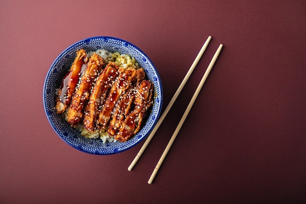 Poulet frit Katsudon avec du riz dans un bol