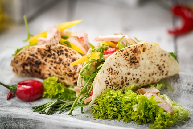 Poulet frit avec des légumes dans du pain pita