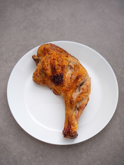 Poulet frit en plaque blanche sur blanc