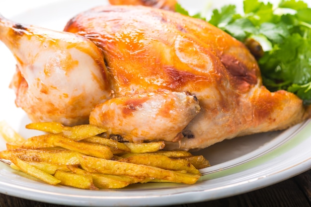 Poulet frit avec pommes de terre sur une assiette