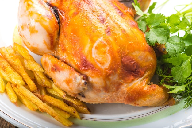 Poulet frit avec pommes de terre sur une assiette