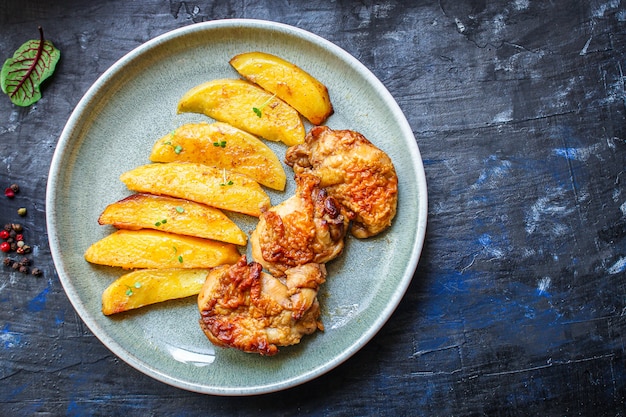 poulet frit et pommes de terre