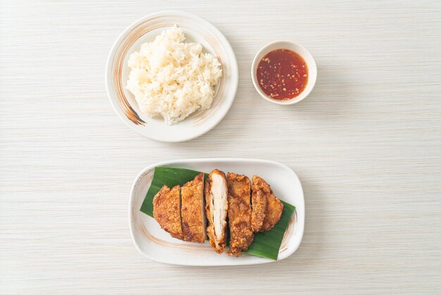 poulet frit avec riz gluant et sauce sucrée épicée